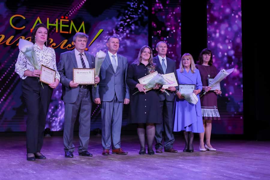 Лучших педагогов Кобринского района наградили и поздравили с Днём учителя (фото и видео)