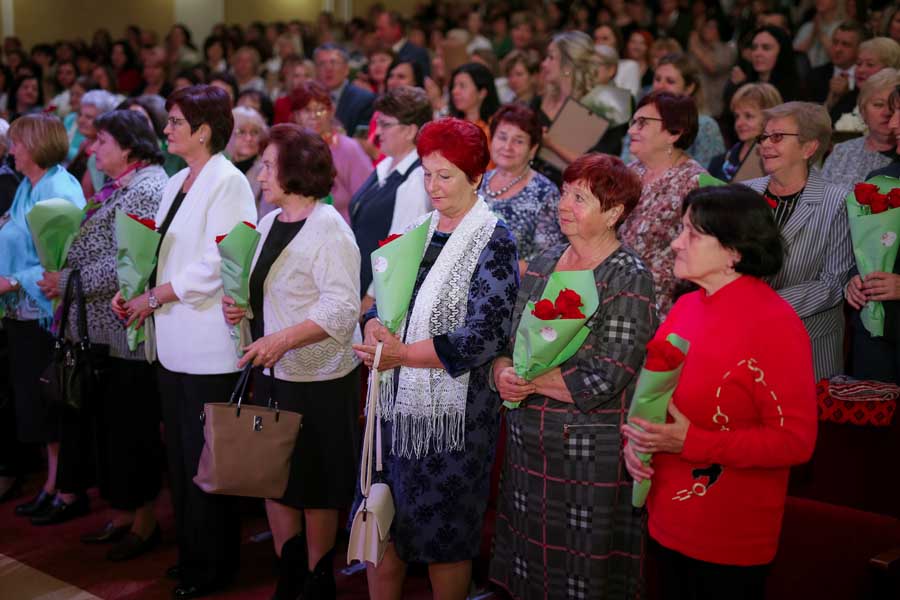 Лучших педагогов Кобринского района наградили и поздравили с Днём учителя (фото и видео)