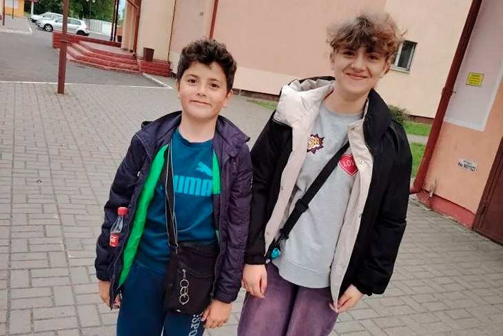 Двойняшки из Кобрина страдают от эпилепсии — из-за приступов мальчик учится на дому. Дети нуждаются в обследовании и лечении