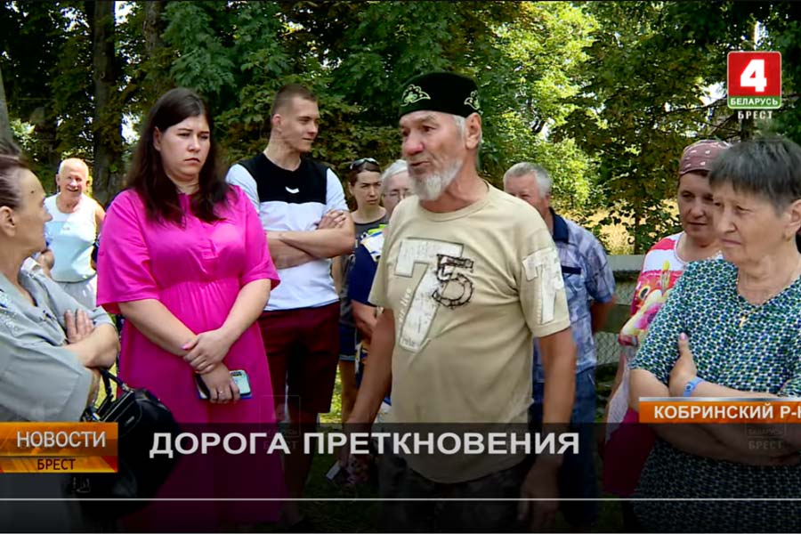 Жители деревни под Кобрином вынуждены ездить по гравейке – туда не может добраться даже скорая