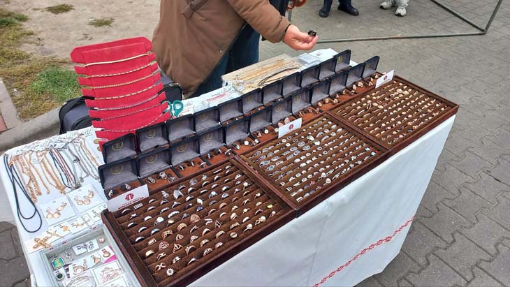 Большая сельскохозяйственная ярмарка прошла возле ТЦ «Полесье» в Кобрине — что и почём можно было найти сегодня