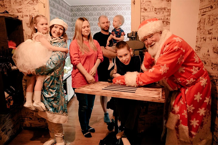 В Кобринском районе пять экипажей Дедов Морозов и Снегурочек подарили новогоднее чудо тем, кто в нем особо нуждался