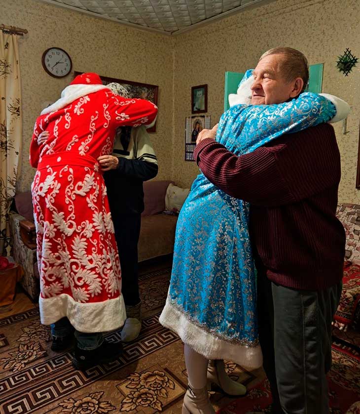 В Кобринском районе пять экипажей Дедов Морозов и Снегурочек подарили новогоднее чудо тем, кто в нем особо нуждался