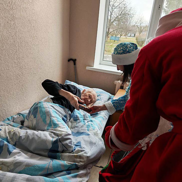 В Кобринском районе пять экипажей Дедов Морозов и Снегурочек подарили новогоднее чудо тем, кто в нем особо нуждался