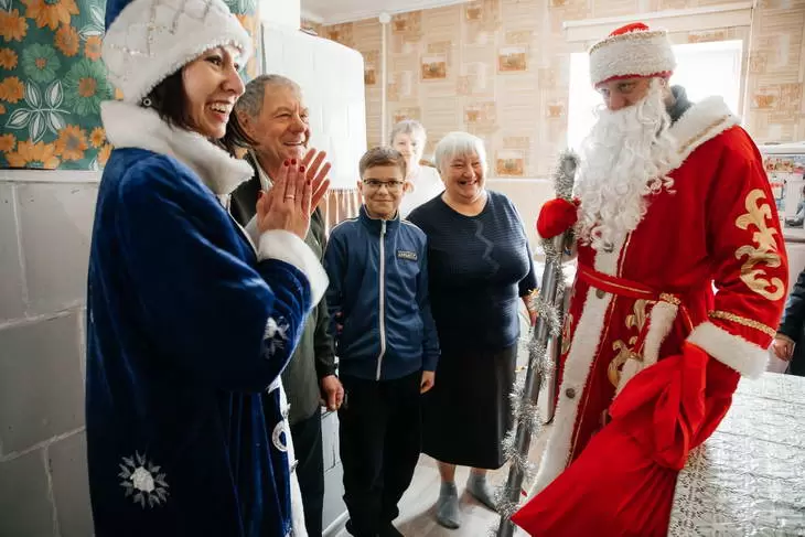 Людям, которым особенно нужно внимание, «Крылья Ангела» привезли Деда Мороза и Снегурочку