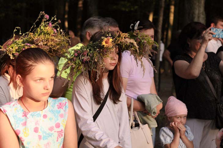 Купальская ночь в Кобрине: прыжки через костер, хороводы и конкурсы. Фоторепортаж