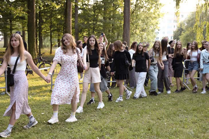 Купальская ночь в Кобрине: прыжки через костер, хороводы и конкурсы. Фоторепортаж