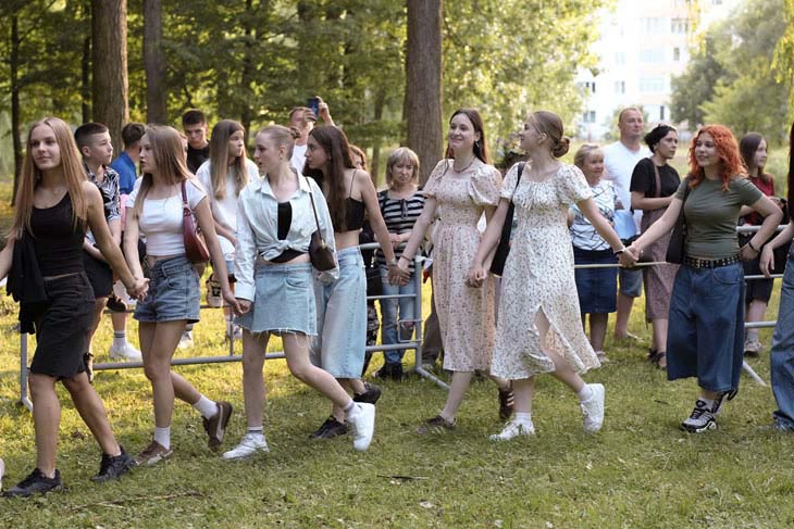 Купальская ночь в Кобрине: прыжки через костер, хороводы и конкурсы. Фоторепортаж
