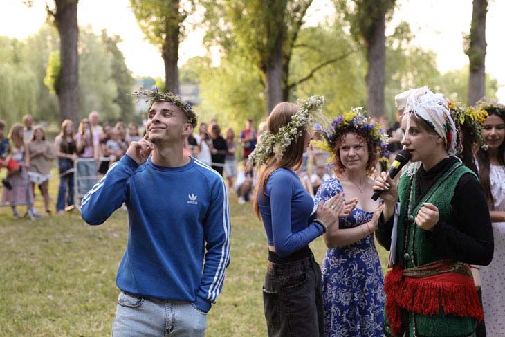 Купальская ночь в Кобрине: прыжки через костер, хороводы и конкурсы. Фоторепортаж