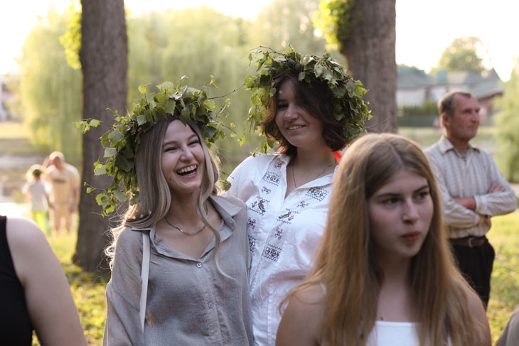 Купальская ночь в Кобрине: прыжки через костер, хороводы и конкурсы. Фоторепортаж