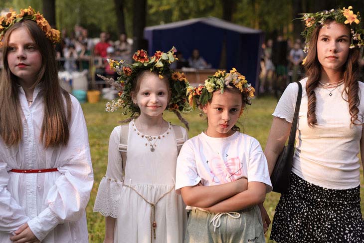 Купальская ночь в Кобрине: прыжки через костер, хороводы и конкурсы. Фоторепортаж