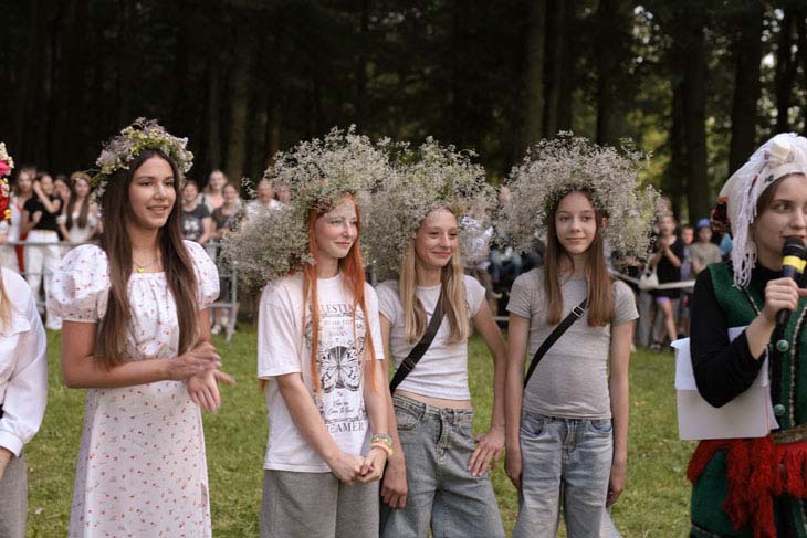 Купальская ночь в Кобрине: прыжки через костер, хороводы и конкурсы. Фоторепортаж