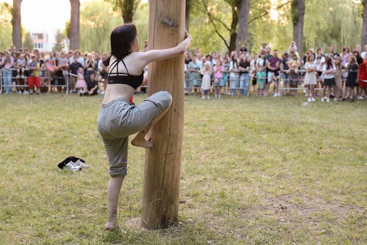 Купальская ночь в Кобрине: прыжки через костер, хороводы и конкурсы. Фоторепортаж