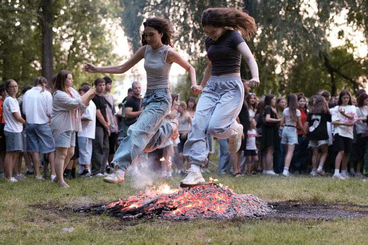 Купальская ночь в Кобрине: прыжки через костер, хороводы и конкурсы. Фоторепортаж