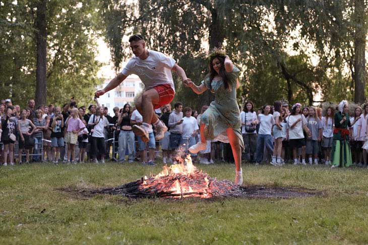 Купальская ночь в Кобрине: прыжки через костер, хороводы и конкурсы. Фоторепортаж
