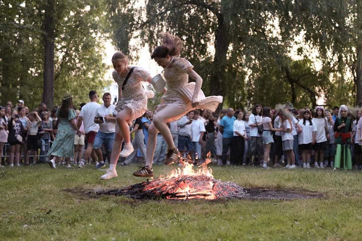 Купальская ночь в Кобрине: прыжки через костер, хороводы и конкурсы. Фоторепортаж