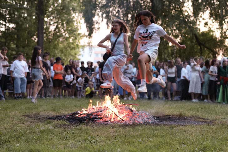 Купальская ночь в Кобрине: прыжки через костер, хороводы и конкурсы. Фоторепортаж