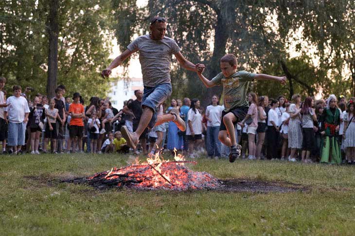 Купальская ночь в Кобрине: прыжки через костер, хороводы и конкурсы. Фоторепортаж