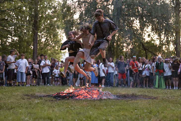 Купальская ночь в Кобрине: прыжки через костер, хороводы и конкурсы. Фоторепортаж