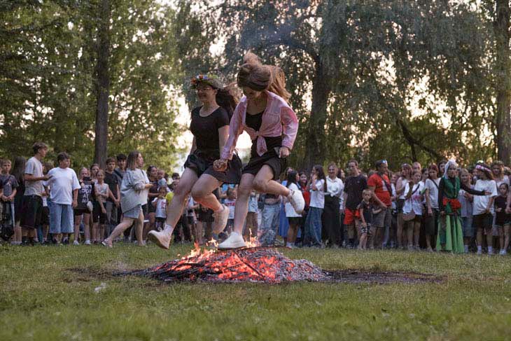 Купальская ночь в Кобрине: прыжки через костер, хороводы и конкурсы. Фоторепортаж