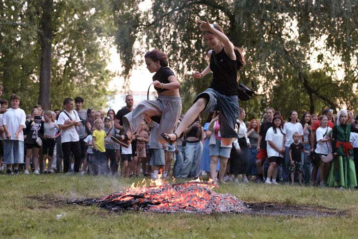 Купальская ночь в Кобрине: прыжки через костер, хороводы и конкурсы. Фоторепортаж
