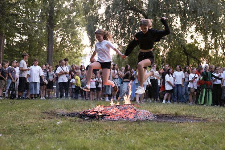 Купальская ночь в Кобрине: прыжки через костер, хороводы и конкурсы. Фоторепортаж