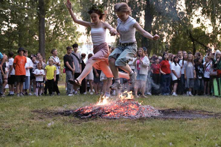 Купальская ночь в Кобрине: прыжки через костер, хороводы и конкурсы. Фоторепортаж