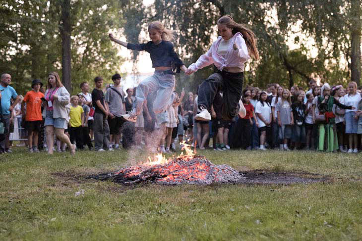Купальская ночь в Кобрине: прыжки через костер, хороводы и конкурсы. Фоторепортаж