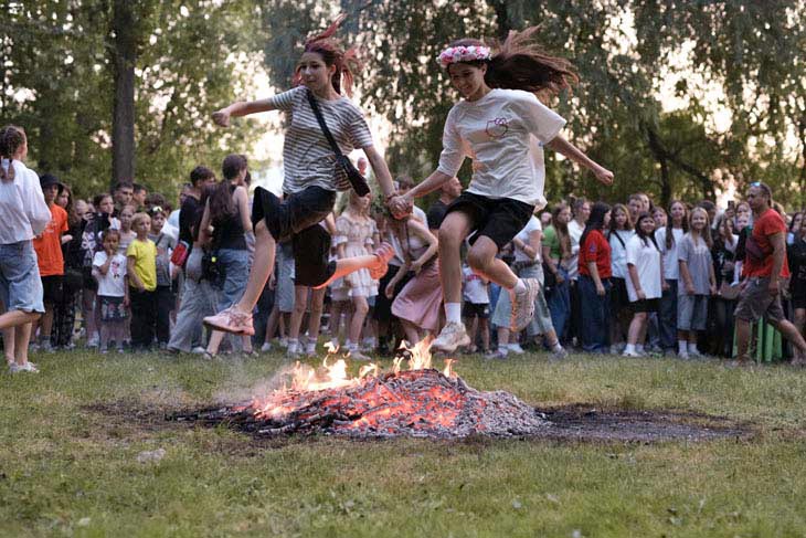 Купальская ночь в Кобрине: прыжки через костер, хороводы и конкурсы. Фоторепортаж