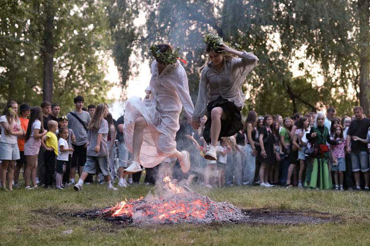 Купальская ночь в Кобрине: прыжки через костер, хороводы и конкурсы. Фоторепортаж