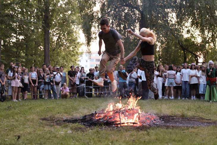 Купальская ночь в Кобрине: прыжки через костер, хороводы и конкурсы. Фоторепортаж