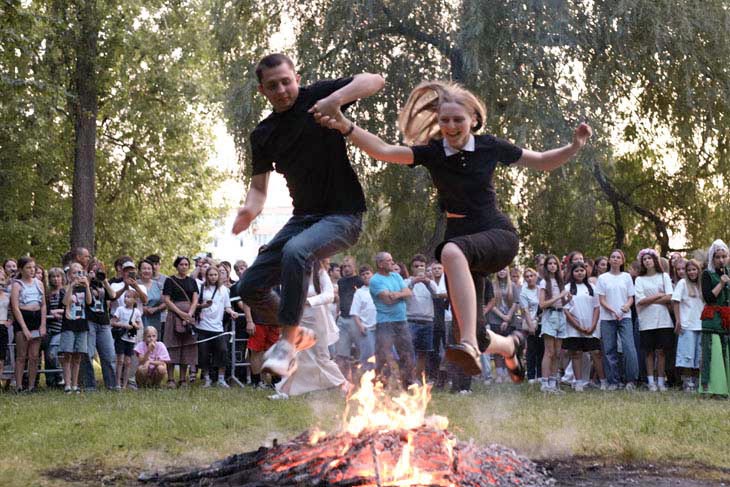 Купальская ночь в Кобрине: прыжки через костер, хороводы и конкурсы. Фоторепортаж