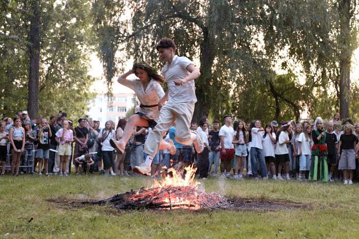 Купальская ночь в Кобрине: прыжки через костер, хороводы и конкурсы. Фоторепортаж