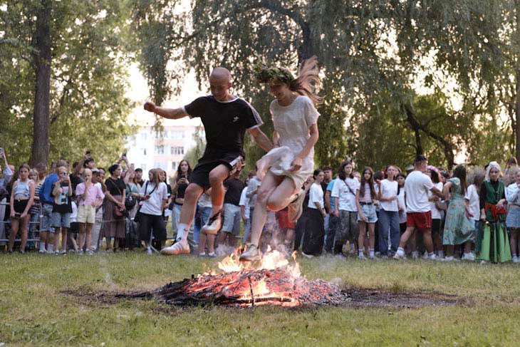 Купальская ночь в Кобрине: прыжки через костер, хороводы и конкурсы. Фоторепортаж