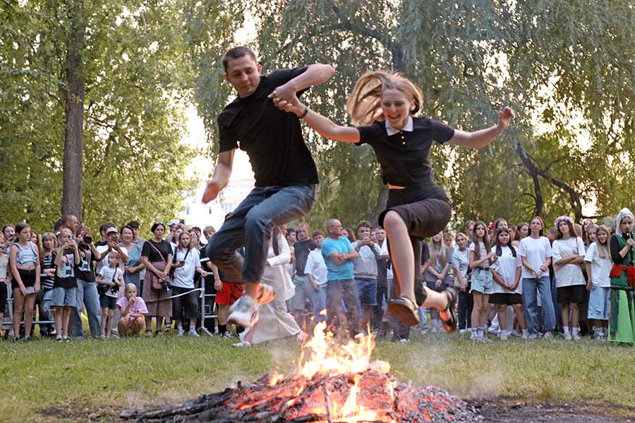 Купальская ночь в Кобрине: прыжки через костер, хороводы и конкурсы. Фоторепортаж