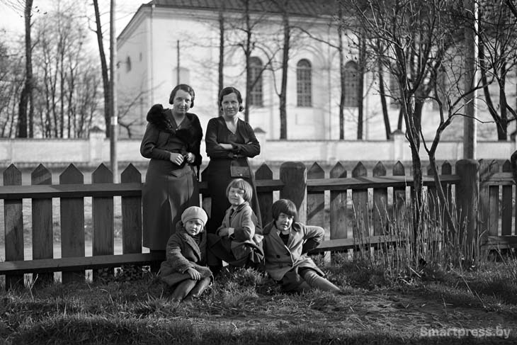 22 Kobrintsy na fone mestnogo kostela 1934 godjpg