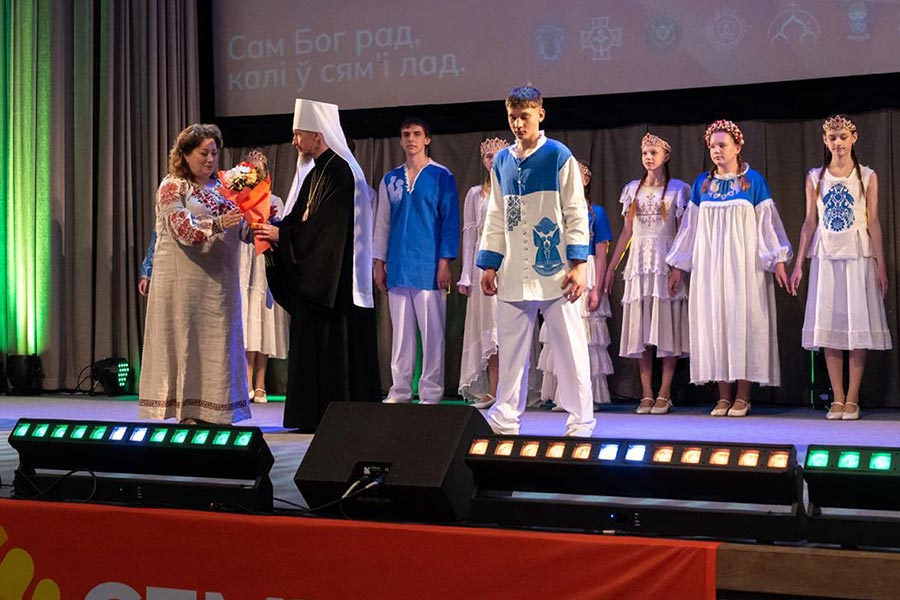 Показ коллекции «Ладушка» Марины Бонифатьевой стал изюминкой республиканского семейного форума в Минске: дизайнер удостоена грамоты Патриаршего Экзарха