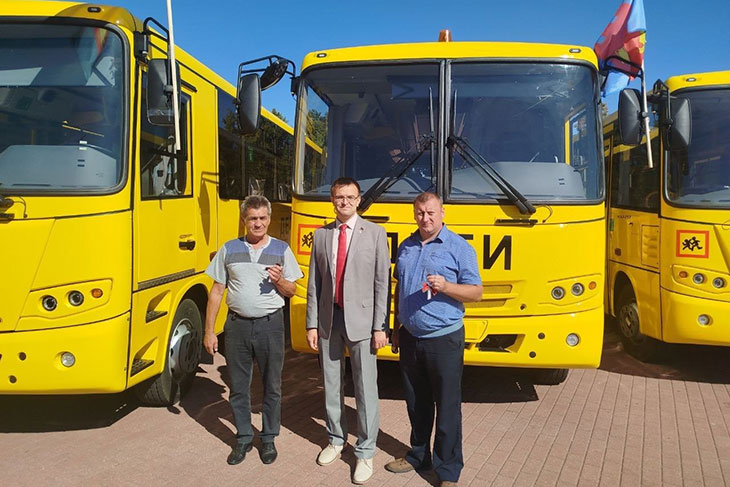 Четыре новых автобуса МАЗ передали школам Кобринского района
