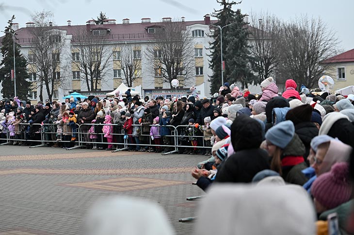 В Кобрине зажгли огни на главной ёлке: парад новогодних волшебников дал старт зимним праздникам