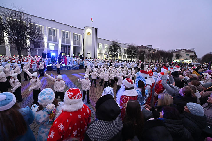 В Кобрине зажгли огни на главной ёлке: парад новогодних волшебников дал старт зимним праздникам
