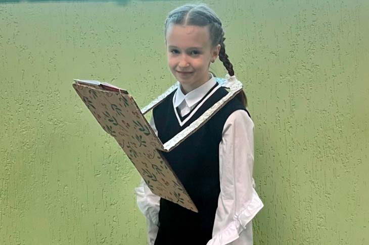 9-летняя девочка из Беларуси запатентовала своё изобретение — оно помогает читать книги лёжа