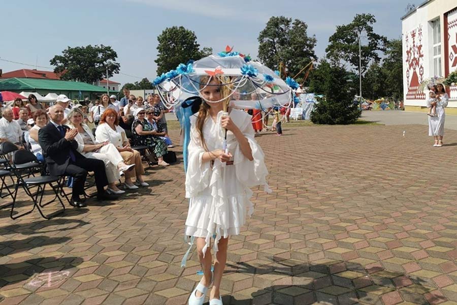Дефиле с зонтиками, чествование тружеников и юбиляров: как отметили 560-летие Дивина
