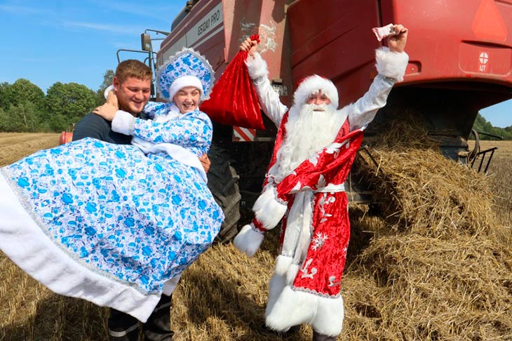 На полях под Кобрином замечены Дед Мороз и Снегурочка: что они там делали летом