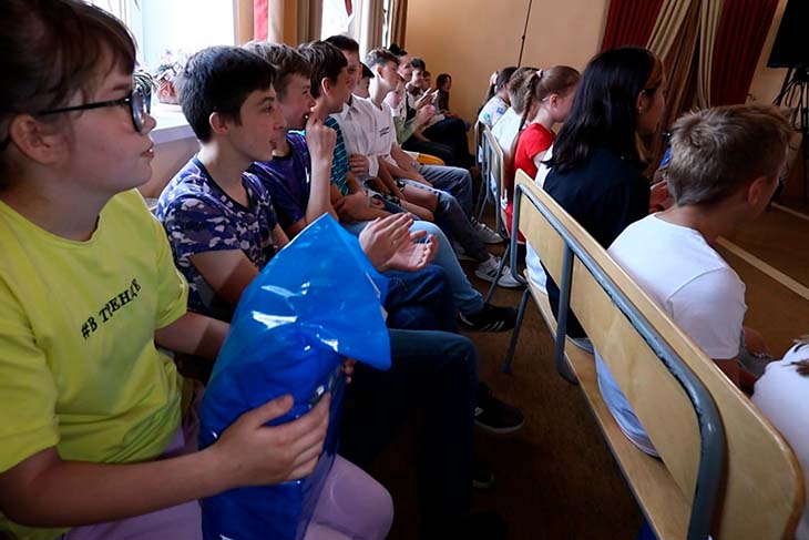 Кобринскую детскую деревню посетил коллектив ТРК «Брест» — рассказали ребятам о тонкостях работы и вручили сладкие подарки