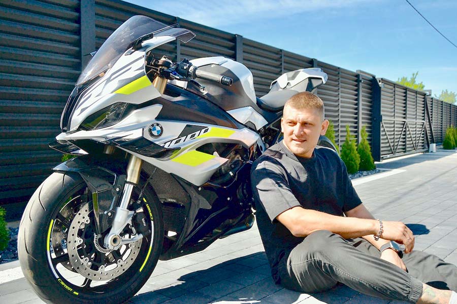 Брестчанин купил BMW S1000 RR в США, довёл до идеала и стал звездой Instagram