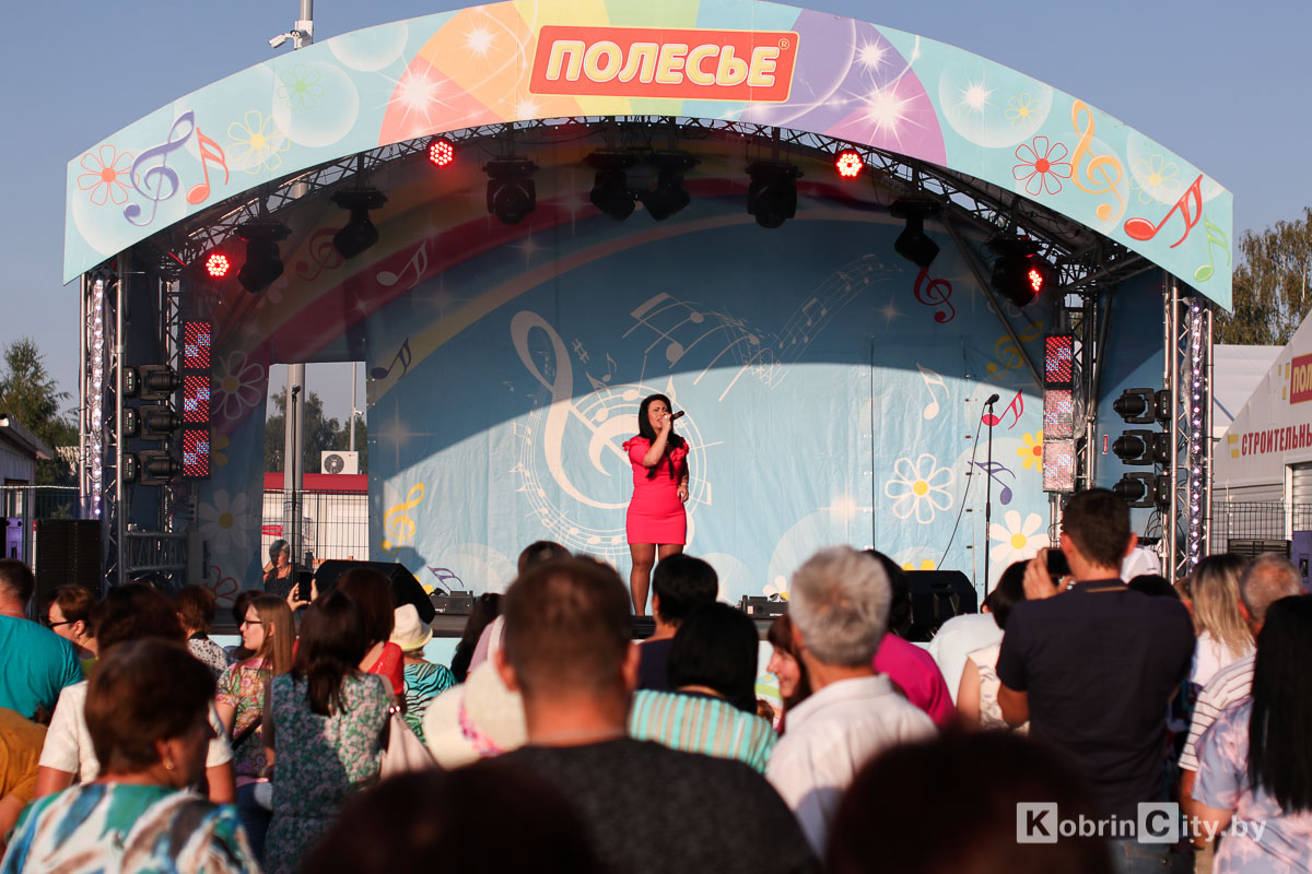Торговому центру Полесье 5 лет. Концерт, скидки