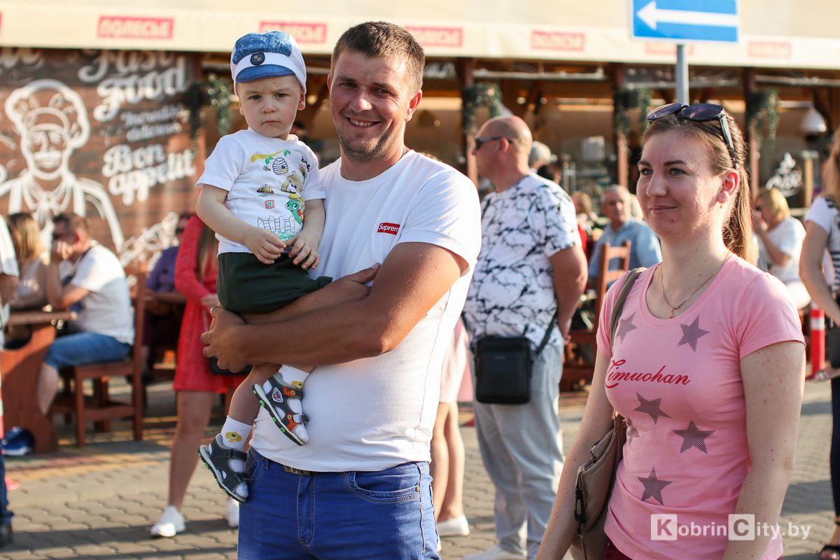 Торговому центру Полесье 5 лет. Концерт, скидки