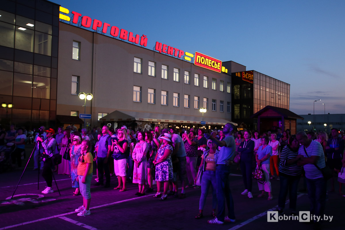 Торговому центру Полесье 5 лет. Концерт, скидки