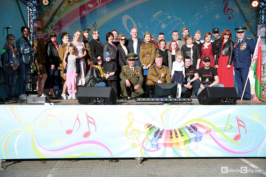 Мелодии Великой Отечественной войны звучали в Кобрине 9 мая у ТЦ «Полесье»