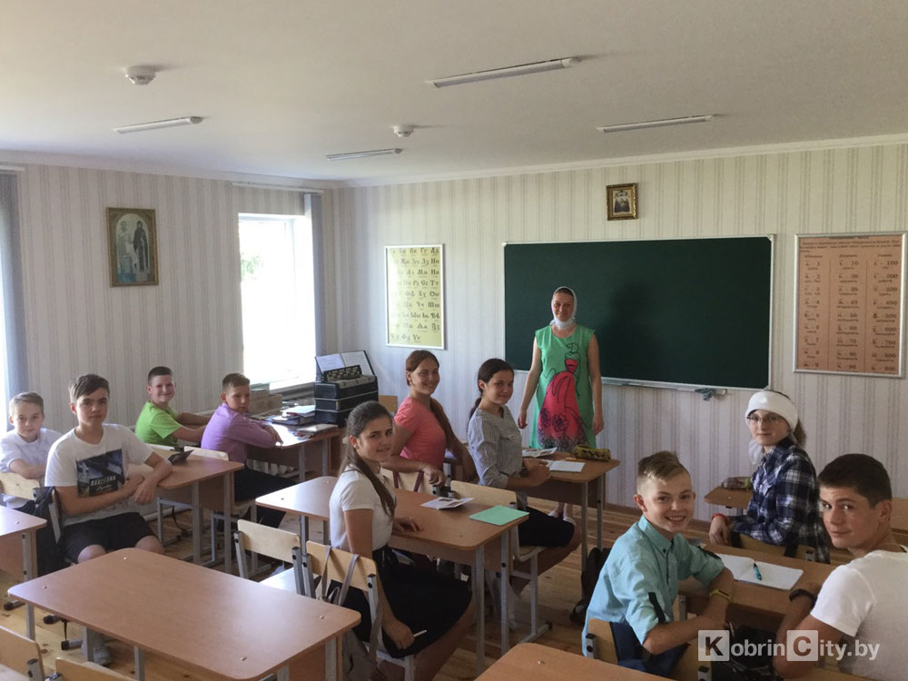 1 сентября в Петро-Павловском храме Кобрина благословили учащихся и начали учебный год